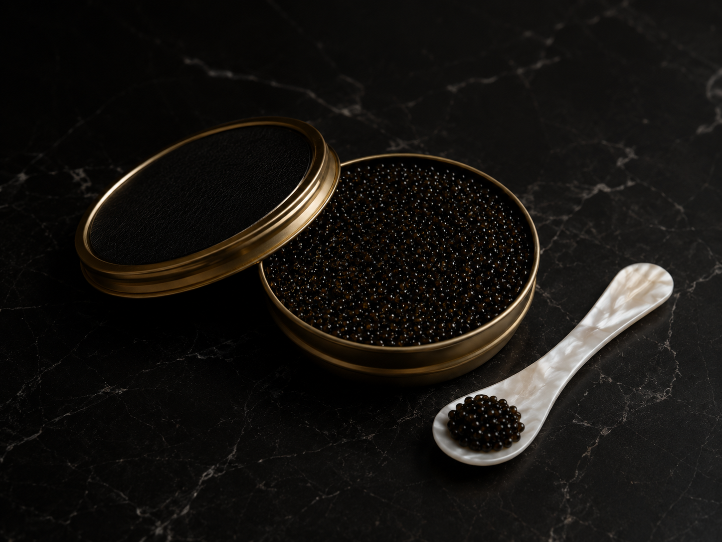 Authenticité du caviar Kviar servi à la cuillère en nacre